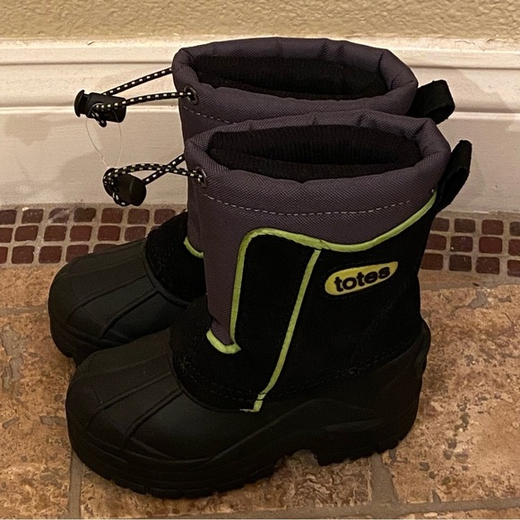 NWOT~TOTES Toddler Black Green Snow Boots Size 8-Unisex - Picture 1 of 7
